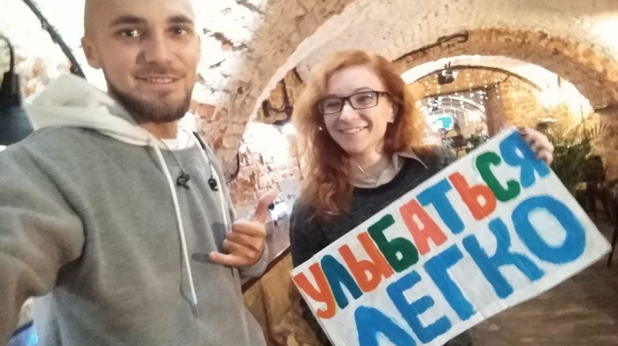 В метро Петербурга можно встретить парня с табличкой «Улыбаться легко»