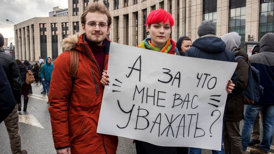 С сегодняшнего дня россиян будут наказывать за распространение фейковых новостей и оскорбление госсимволов