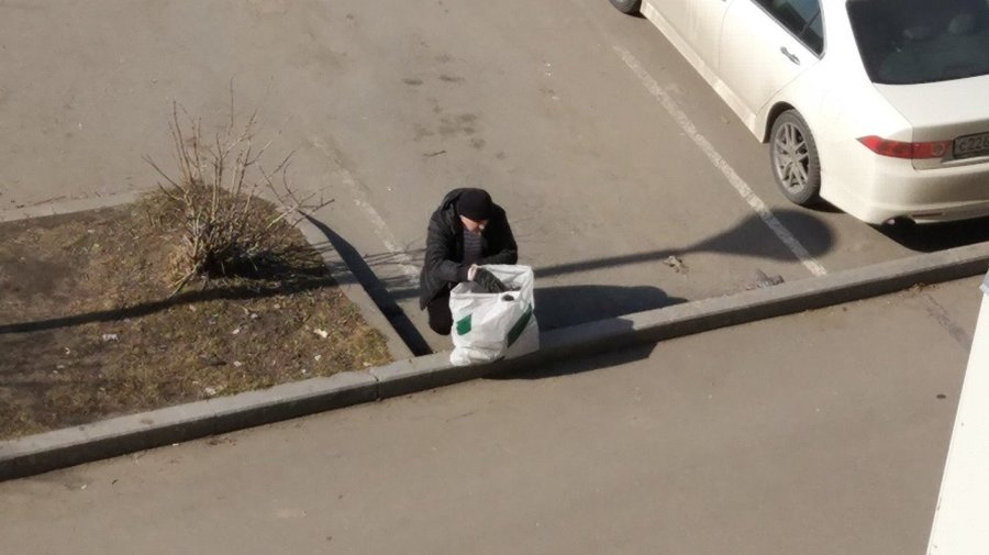 На Васильевском острове заметили пенсионера, который регулярно убирает мусор под окнами