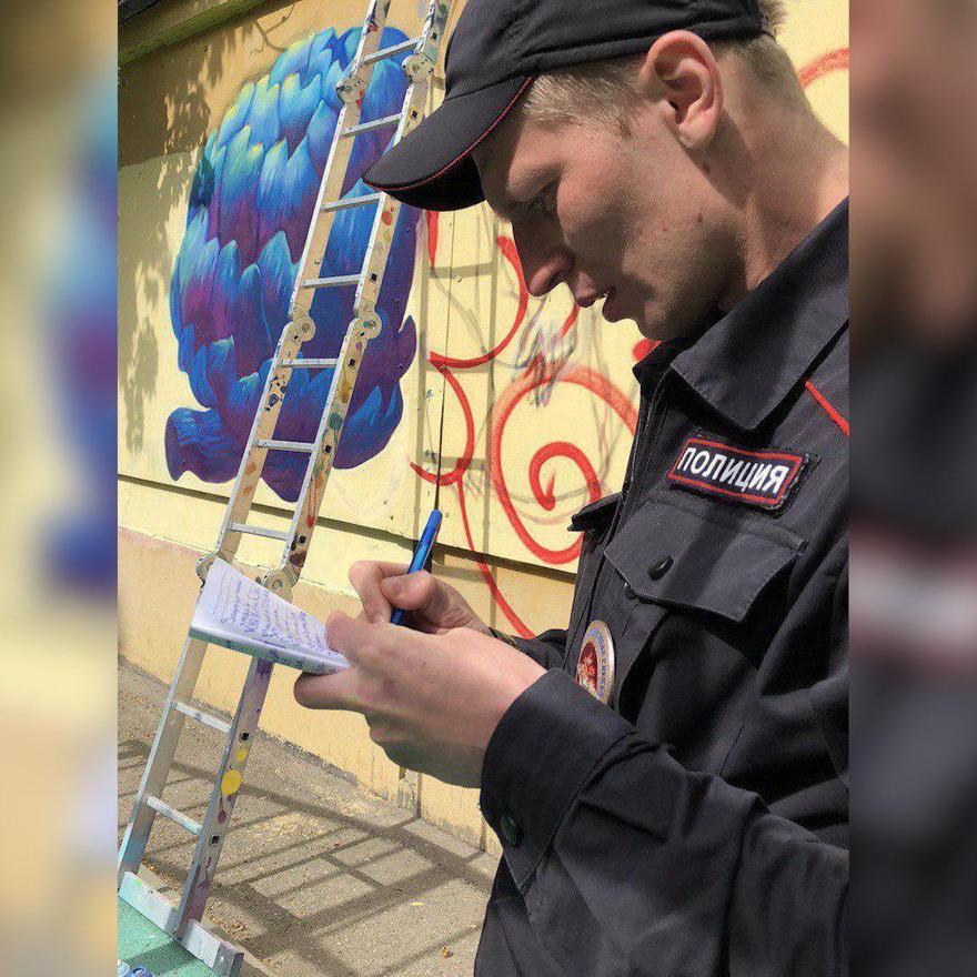 Петербургские полицейские заступились за голубой артишок, нарисованный на стене