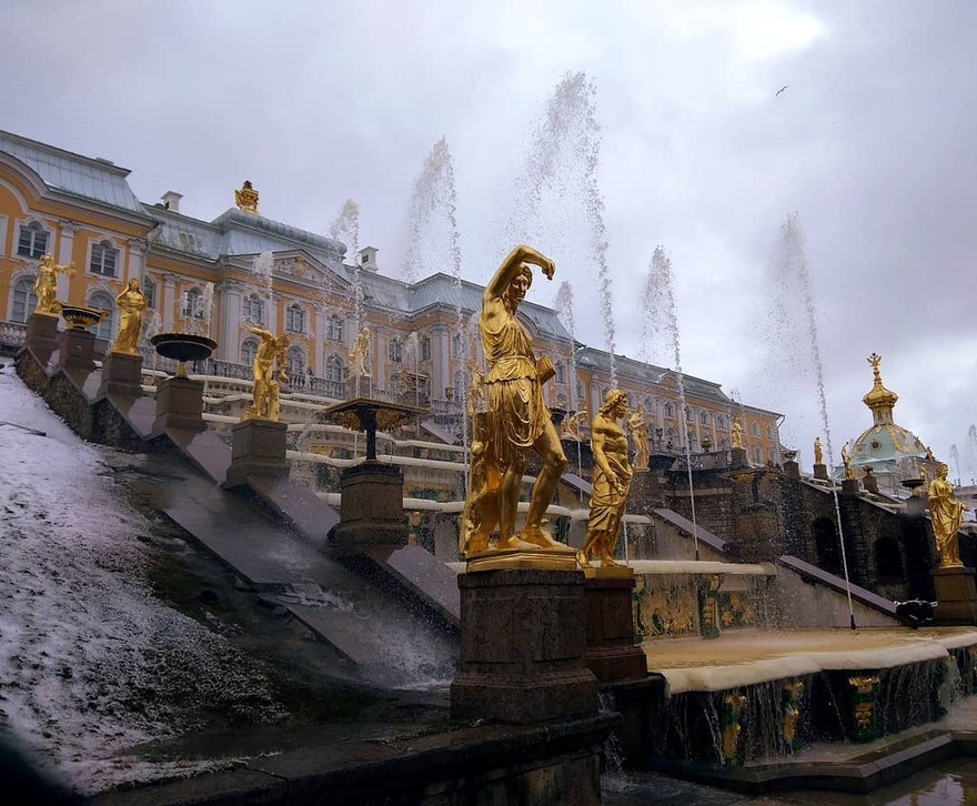 Погода в петергофе по часам. Заледеневшие фонтаны Петергофа. Петергоф в дождь. Замëрзшие фонтаны Петергофа. Петергофе заработают фонтаны.
