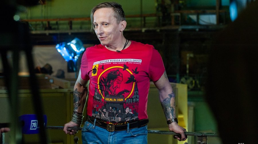 На «Ленфильме» снимают комедию «Этаж» о петербургской коммуналке. Что съёмочная группа думает о современном российском юморе и почему декорации фильма — это удивительно?