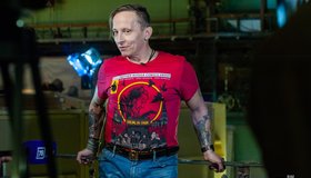 На «Ленфильме» снимают комедию «Этаж» о петербургской коммуналке. Что съёмочная группа думает о современном российском юморе и почему декорации фильма — это удивительно? 