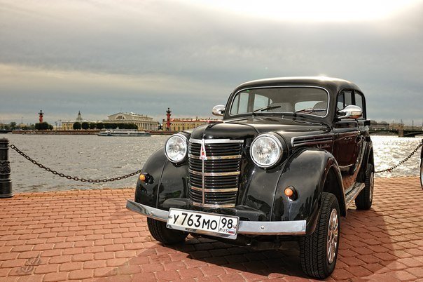 Выставка люксовых и ретро-автомобилей «Автовернисаж на Неве»