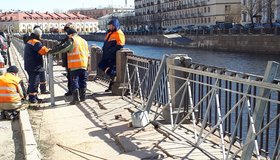 Забор вдоль набережной Грибоедова, возмутивший петербуржцев, не простоял и суток 