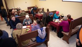 «Добродомик», где пенсионеров каждый день кормят бесплатными обедами, ищет волонтёров