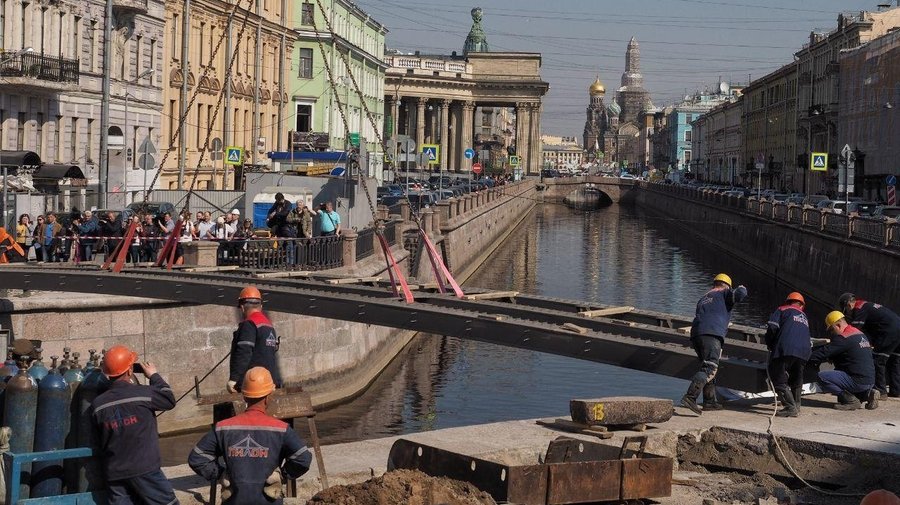 Банковский мост вернули на место после ремонта