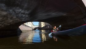 По самым знаменитым рекам и каналам Петербурга официально разрешили плавать на байдарках, каяках и надувных лодках