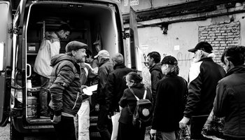 «Невозможно, чтобы в XXI веке, да ещё и в Петербурге люди питались на помойке»: как «Ночной автобус» от «Ночлежки» развозит бесплатно еду нуждающимся и почему активистам помогают известные шеф-повара