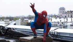 На петербургской крыше Человек-паук показывал трюки