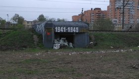 Петербургские коммунальщики засунули мешки с мусором в артиллерийский ДОТ времён Великой Отечественной 