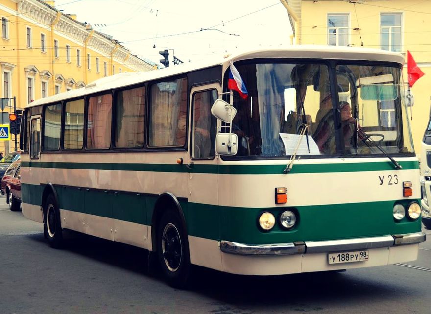 Впервые в Петербурге начнут проводить экскурсии по городу на легендарном раритетном автобусе