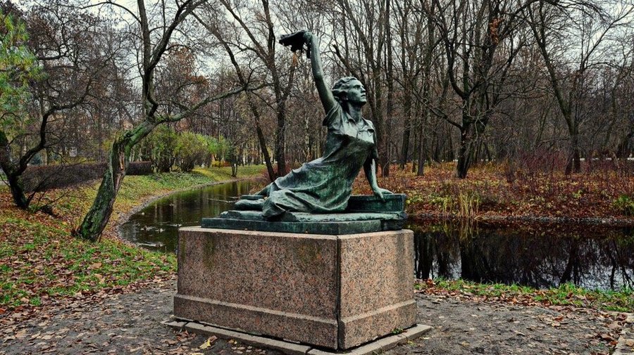 Надо знать: француженка, изображённая на памятнике в Московском парке Победы, до сих пор жива — в этом году ей исполнилось 90 лет 