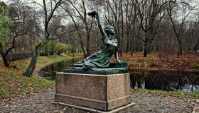 Надо знать: француженка, изображённая на памятнике в Московском парке Победы, до сих пор жива — в этом году ей исполнилось 90 лет 