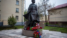 В Красногвардейском районе открыли памятник снайперу Алие Молдагуловой