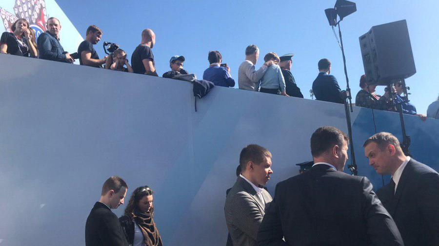 На ветеранскую трибуну на Дворцовой площади в этом году попало рекордное количество «блатных» зрителей