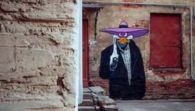 Граффити с Чёрным Плащом в образе Данилы Багрова нарисовали во дворе на Марата