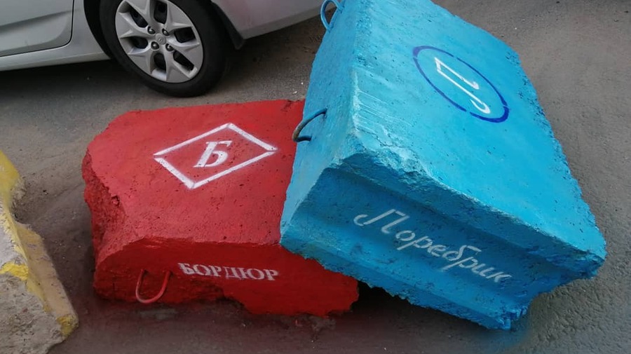 На новом петербургском памятнике поребрик доминирует над бордюром
