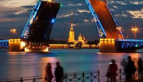 В День города на пролёте Дворцового моста впервые покажут мультимедийный спектакль 