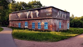 Арт-группа «Явь» разрисовала стены заброшенного здания под Рубенса