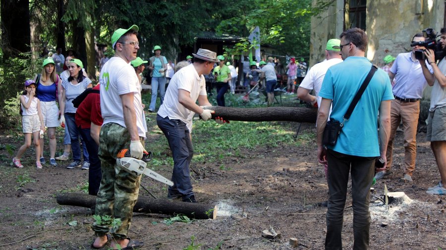 Более 100 волонтёров убрались на даче Фаберже под Петербургом 