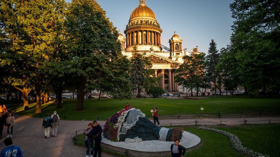 В Александровском саду установили театральные композиции из 40 тысяч цветов