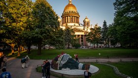 В Александровском саду установили театральные композиции из 40 тысяч цветов