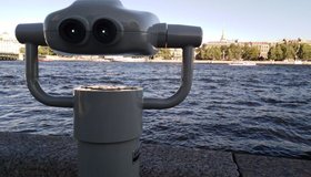 На Васильевском острове появились бесплатные смотровые площадки с биноклями