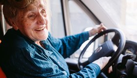 «Меня поддерживает Вселенная»: 80-летняя блокадница Галина Ивановна занимается благотворительностью и самостоятельно развозит продукты нуждающимся 
