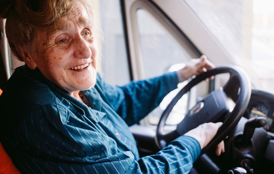 «Меня поддерживает Вселенная»: 80-летняя блокадница Галина Ивановна занимается благотворительностью и самостоятельно развозит продукты нуждающимся