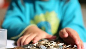 Детские пособия для малоимущих семей увеличат с 50 до 10 000 рублей