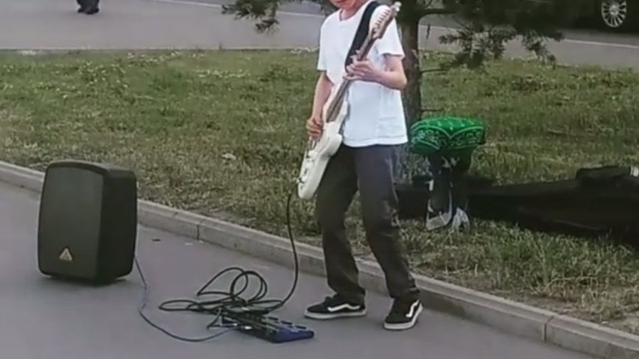 Юный уличный музыкант покоряет сердца петербуржцев игрой на гитаре