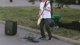 Юный уличный музыкант покоряет сердца петербуржцев игрой на гитаре