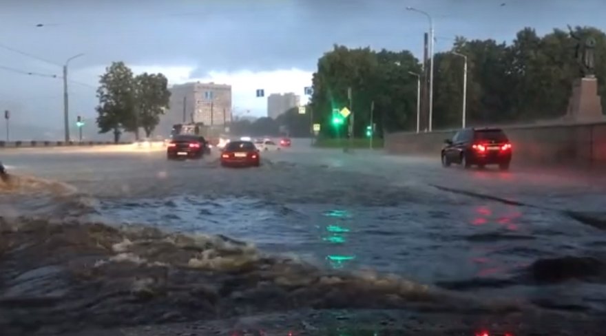 Петербург затопило после вечерней мощной грозы