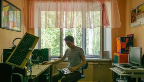 Пациенты психинтерната в Петербурге основали электронную группу — их музыка звучит на Дворцовой и выходит на немецком лейбле