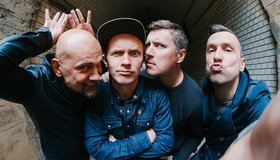 «Играть на питерской улице было захватывающе»: музыканты группы BrainStorm — о романтике, постоянстве и чудесах