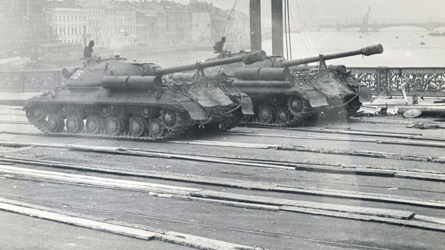 Надо знать: в 1967 году Литейный мост проверили на прочность с помощью танков