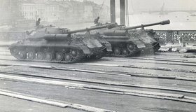 Надо знать: в 1967 году Литейный мост проверили на прочность с помощью танков