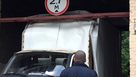 Петербургские «газели» продолжают страдать: эстафету у «Моста глупости» перехватил дом на улице Художников
