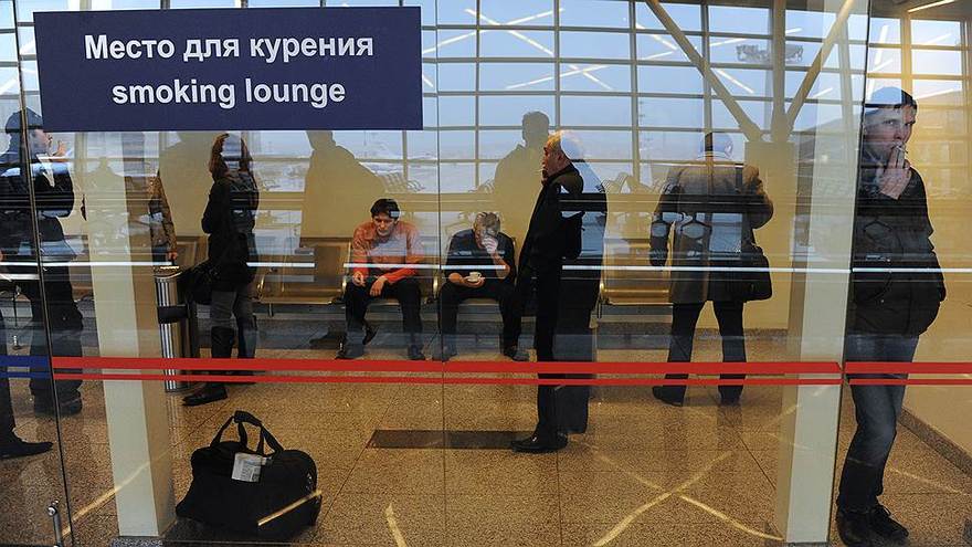 Госдума одобрила в первом чтении законопроект о возвращении курилок в аэропорты