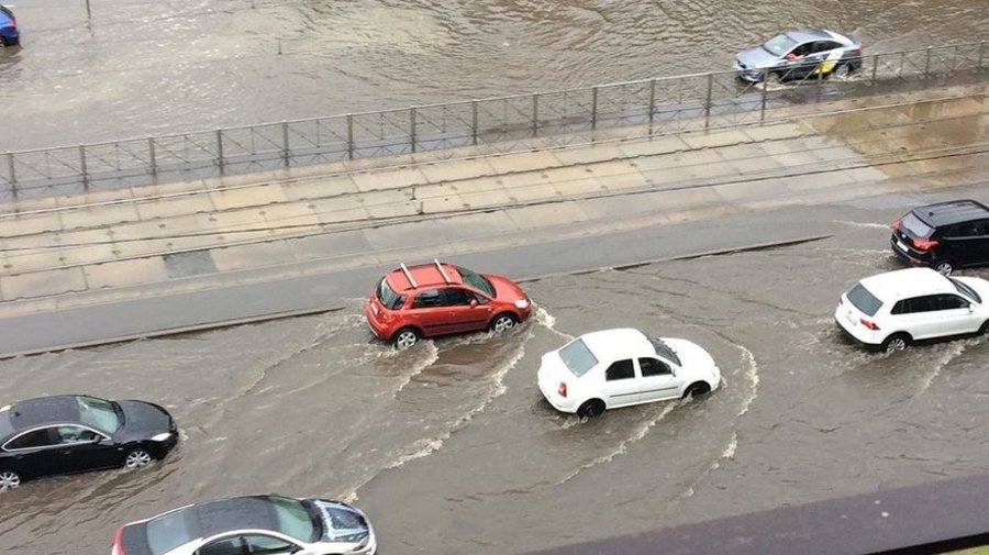 От автомобилей отказаться, двери загерметизировать: Водоканал дал петербуржцам советы на случай пятничного потопа