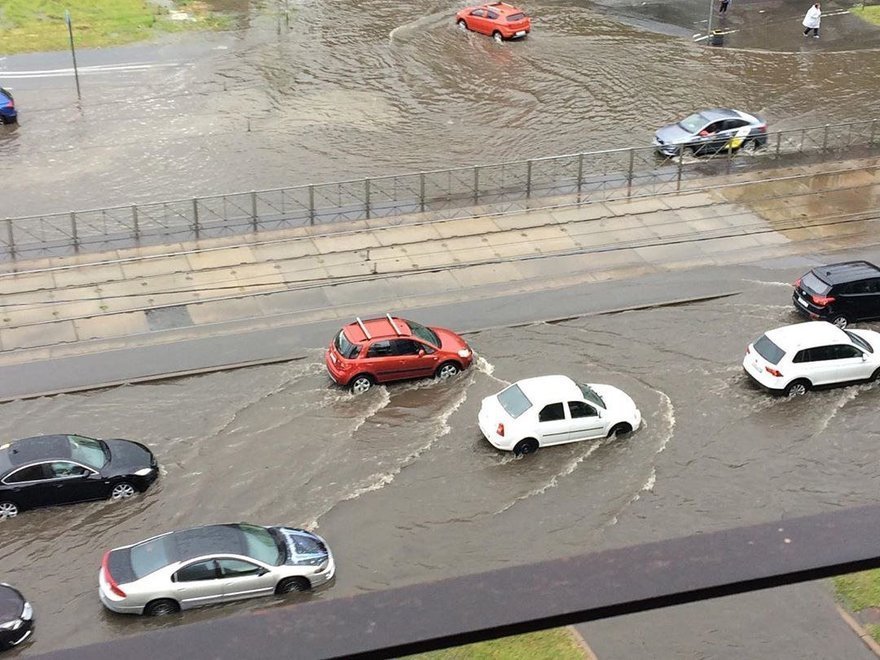 От автомобилей отказаться, двери загерметизировать: Водоканал дал петербуржцам советы на случай пятничного потопа