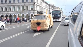 По Петербургу прокатился плюшевый «собакомобиль»