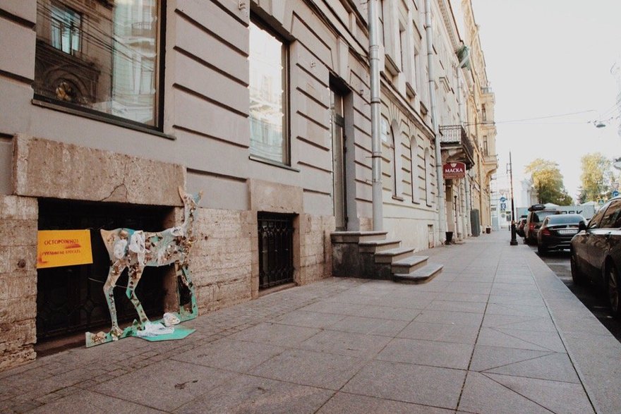Напротив комитета по благоустройству Петербурга появился стрит-арт, посвящённый проблеме мусора в России