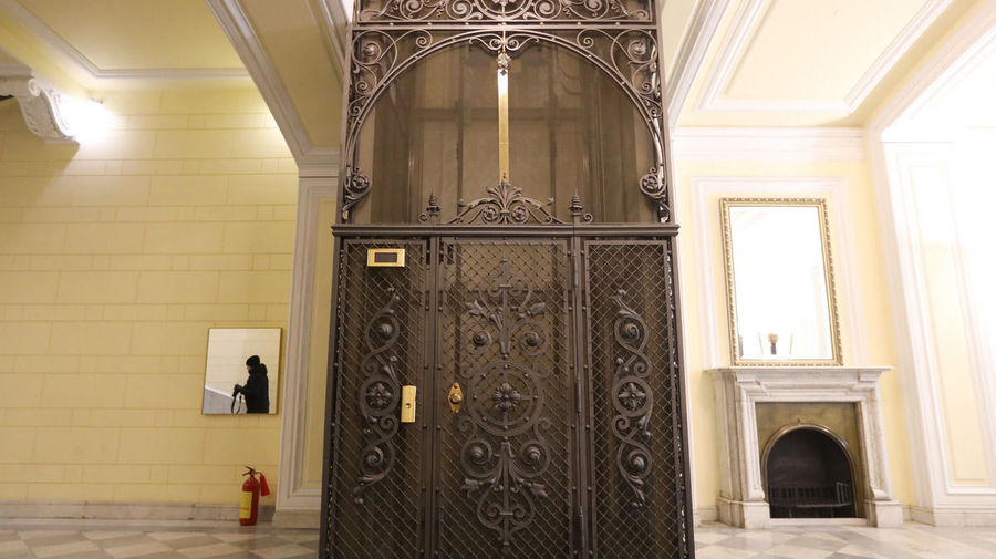 Лифт в здании Волжско-Камского банка