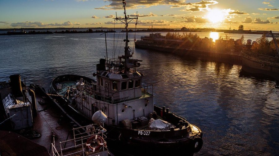 Корабли ВМФ возле причалов порта