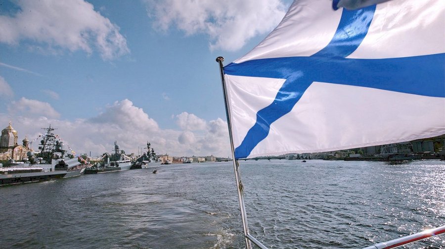 В честь Дня ВМФ в Петербурге развернут самый большой в мире Андреевский флаг
