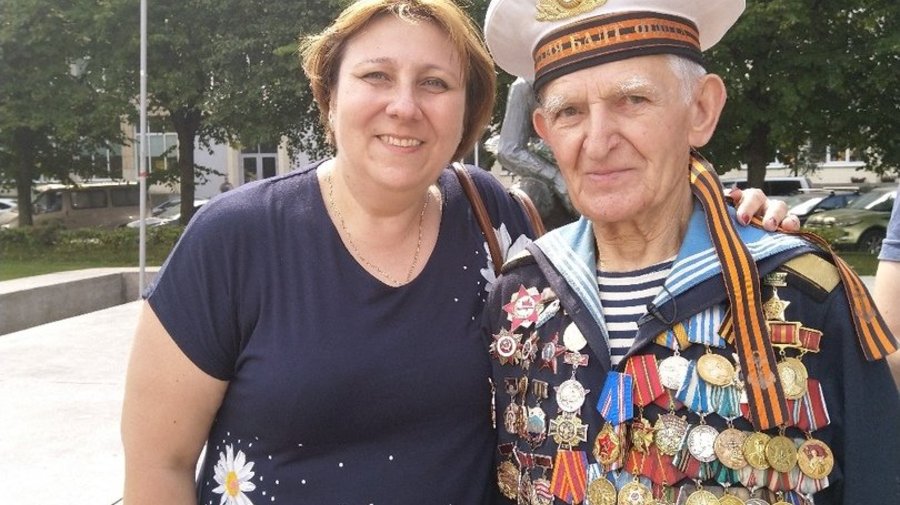 Легендарный юнга Балтийского флота Павел Семёнов встретился с петербуржцами в День ВМФ у памятника, созданного в его честь