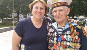 Легендарный юнга Балтийского флота Павел Семёнов встретился с петербуржцами в День ВМФ у памятника, созданного в его честь