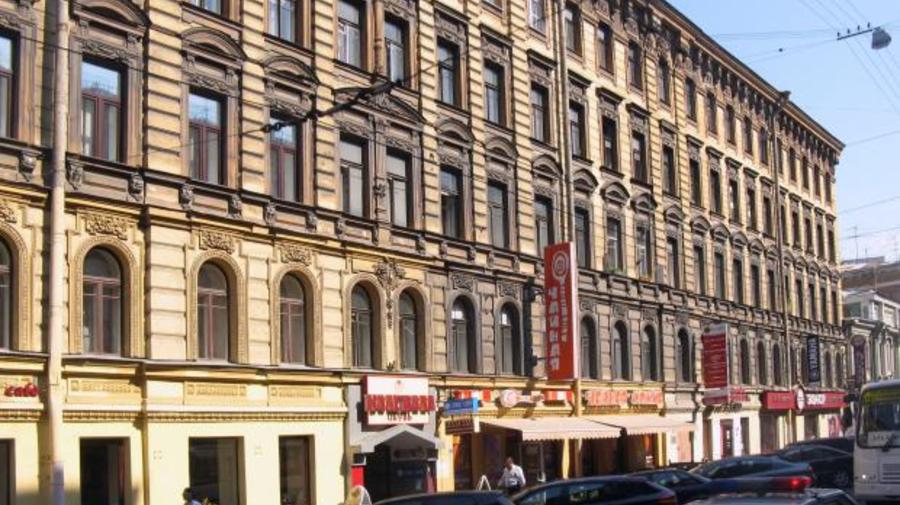 Сотрудников управляющей компании, самовольно сбивших лепнину с дома на Загородном проспекте, привлекут к уголовной ответственности